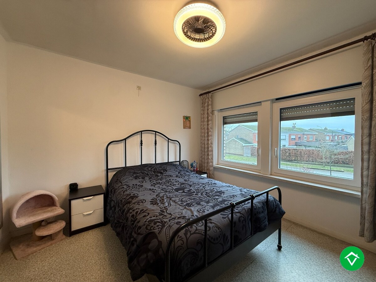 Ruime, stevige woning met 3 slaapkamers, garage en tuin te Izegem 