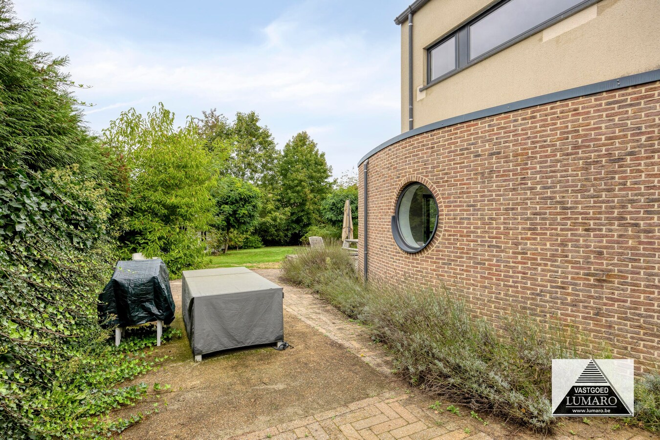Villa onder moderne architectuur, residentiële bosomgeving. 3 slaapkamers, hobbyruimten 
