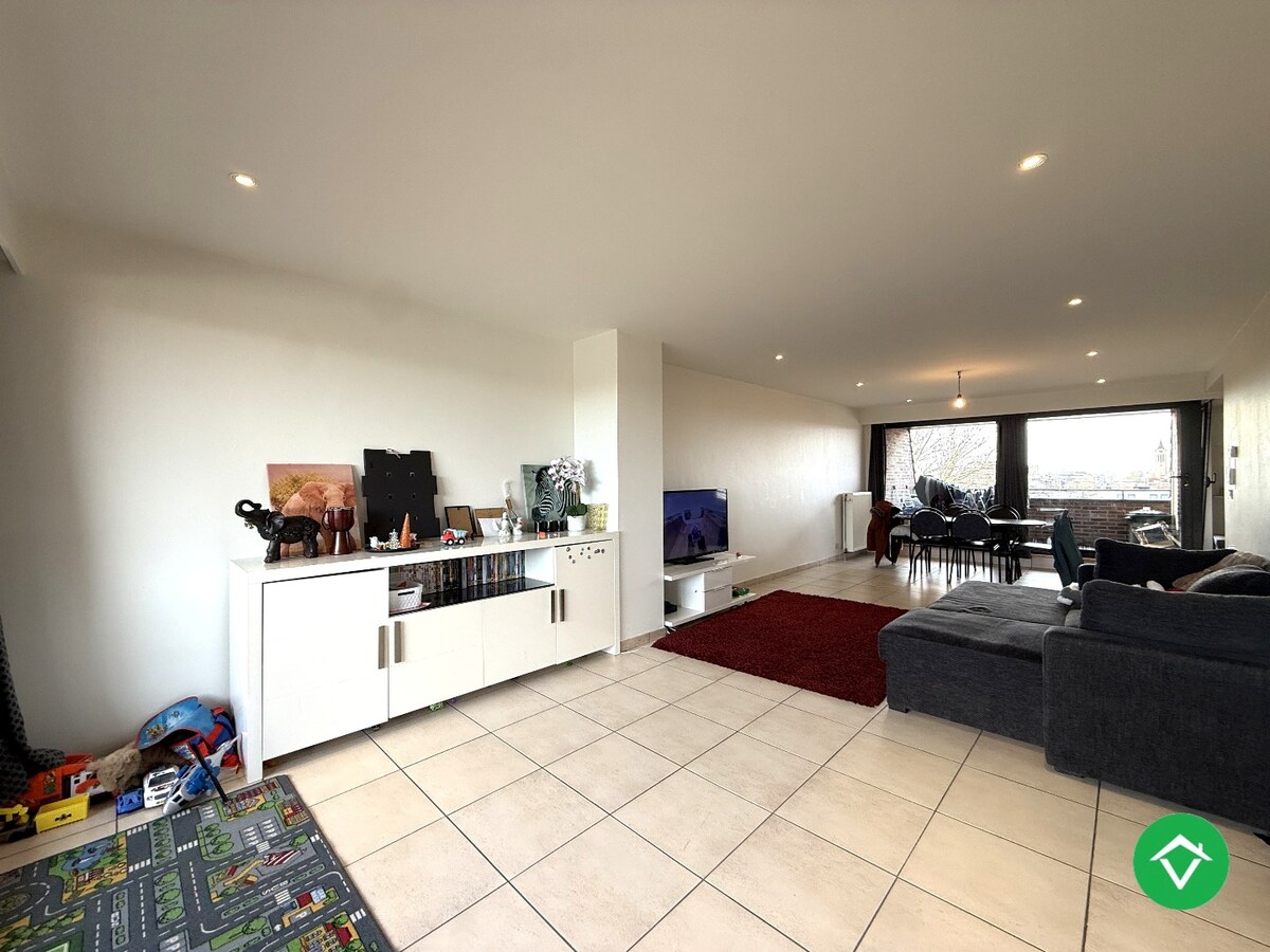 Instapklaar dakappartement met 4 slaapkamers met 2 terrassen en autostaanplaats te Roeselare 