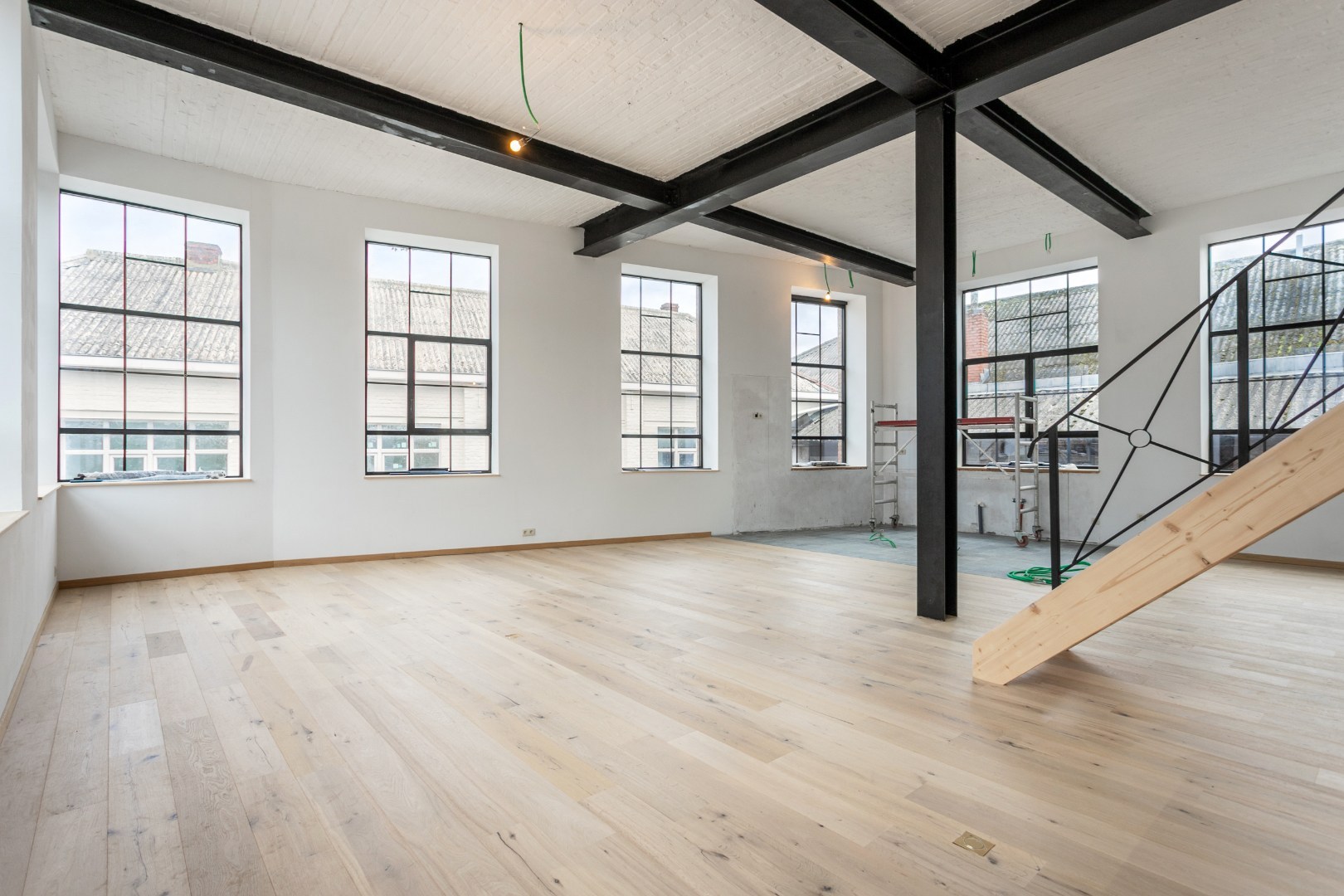 Opbrengsteigendom met gerenoveerde loft (EPC B) en atelier (100m²) naast het station van Braine-le-Comte 