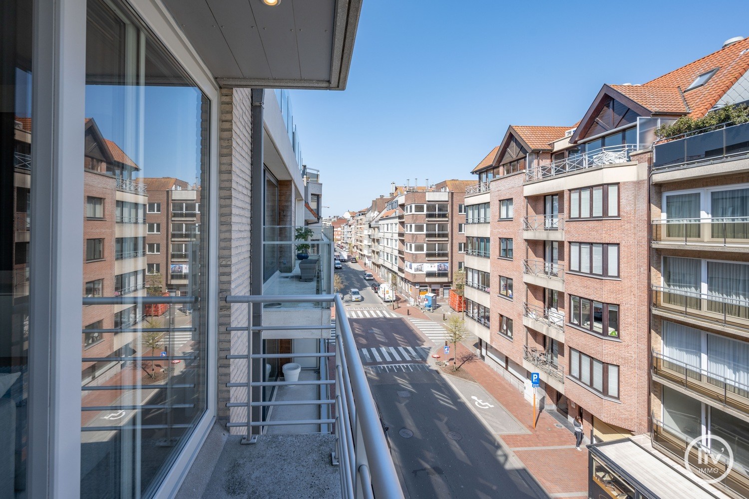 MEUBLÉ - Appartement récemment rénové et bien fini de 2 chambres à coucher, situé de manière centrale sur l'avenue Bayaux à Knokke. 