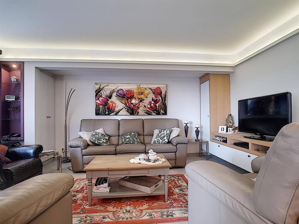 Verzorgd 2 slaapkamer appartement nabij het Heldenplein - Heist 