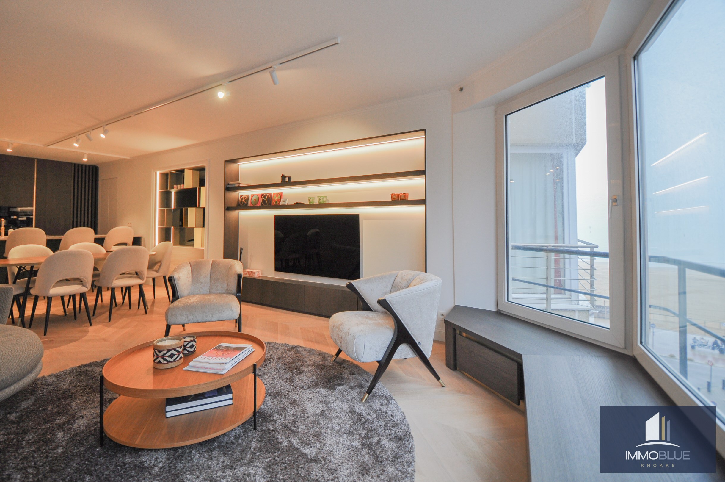 Hoogwaardig volledig gerenoveerd appartement met zijdelings zeezicht en zicht op de Kustlaan. 