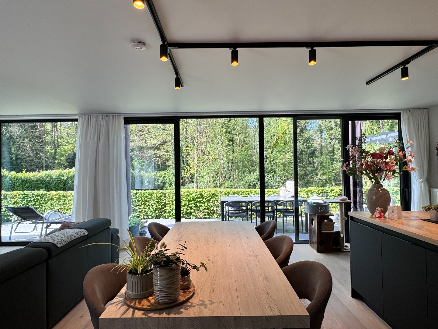 Prachtig zonnig en energievriendelijk appartement op het gelijkvloers met dubbele garage. 