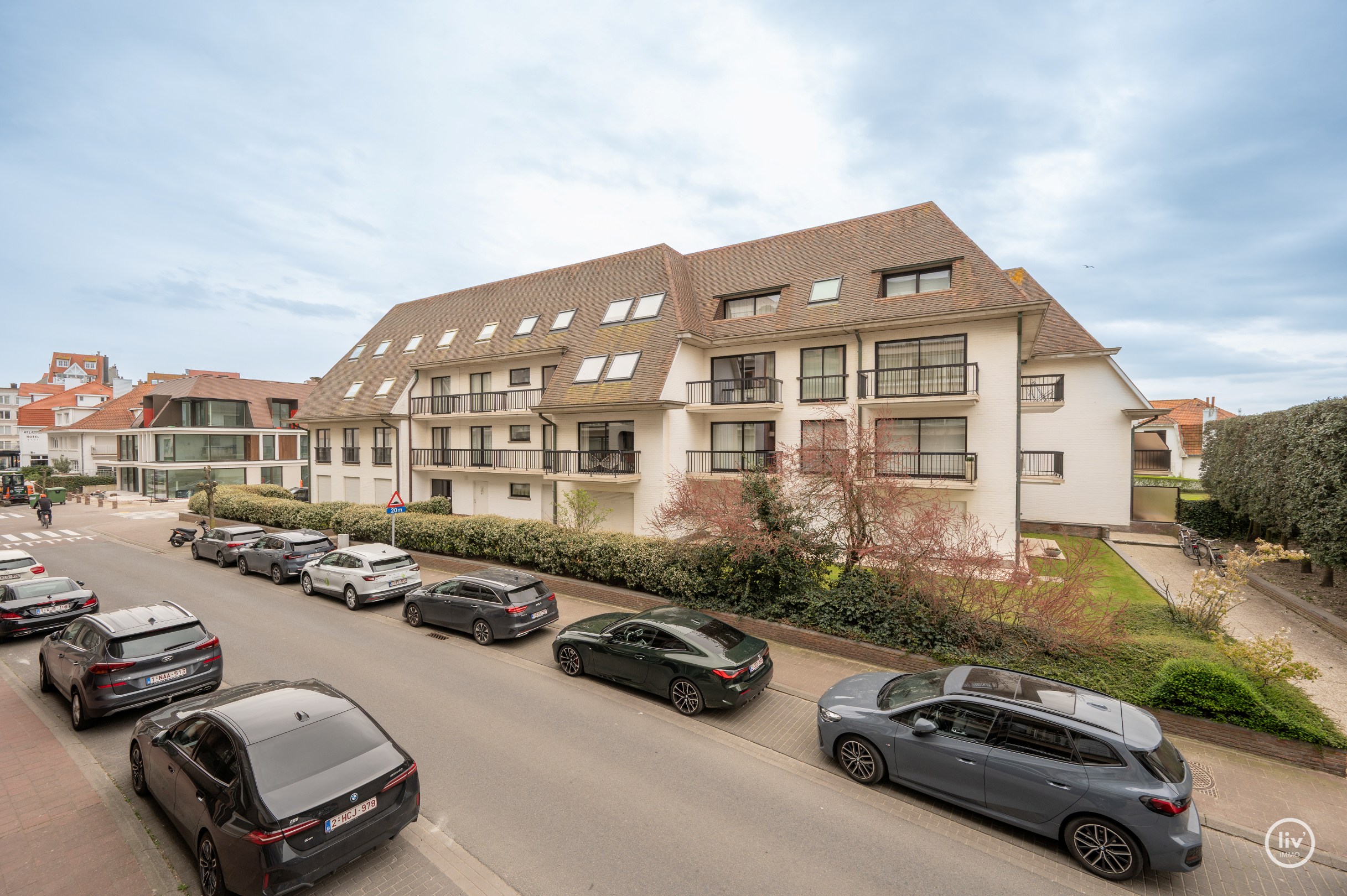 Magnifique appartement rénové de 3 chambres avec vue dégagée situé sur l'avenue Jozef Nellens à Knokke. 