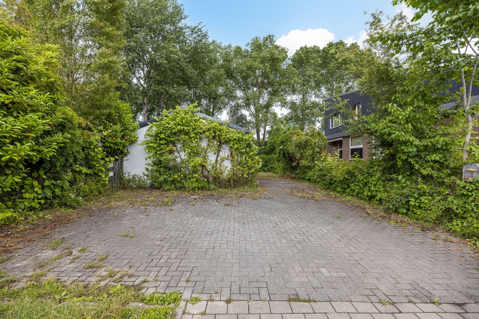 Seventies bungalowvilla met renovatiepotentieel op unieke ligging aan natuurgebied 