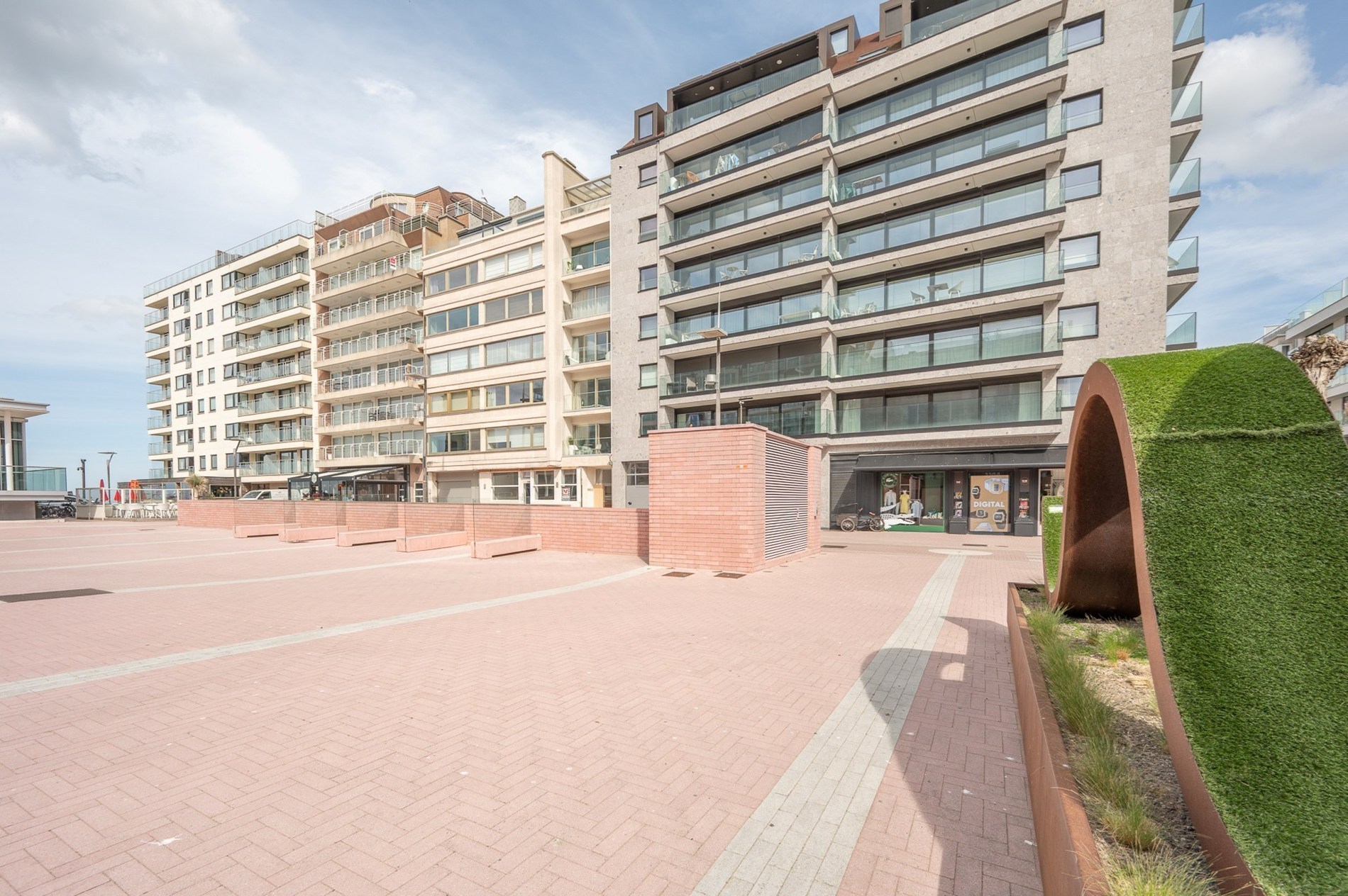 Appartement confortable avec terrasse ensoleillée et vue partielle sur la mer dans un emplacement de premier choix. 