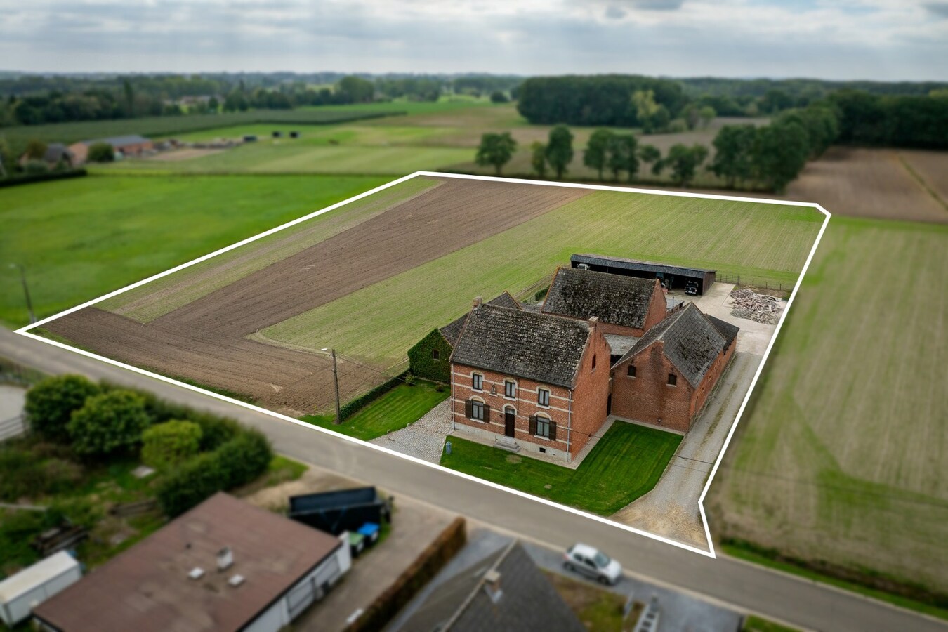 Farm to be renovated with stables and pastures on approximately 1.7 hectares in Herk-de-Stad. 