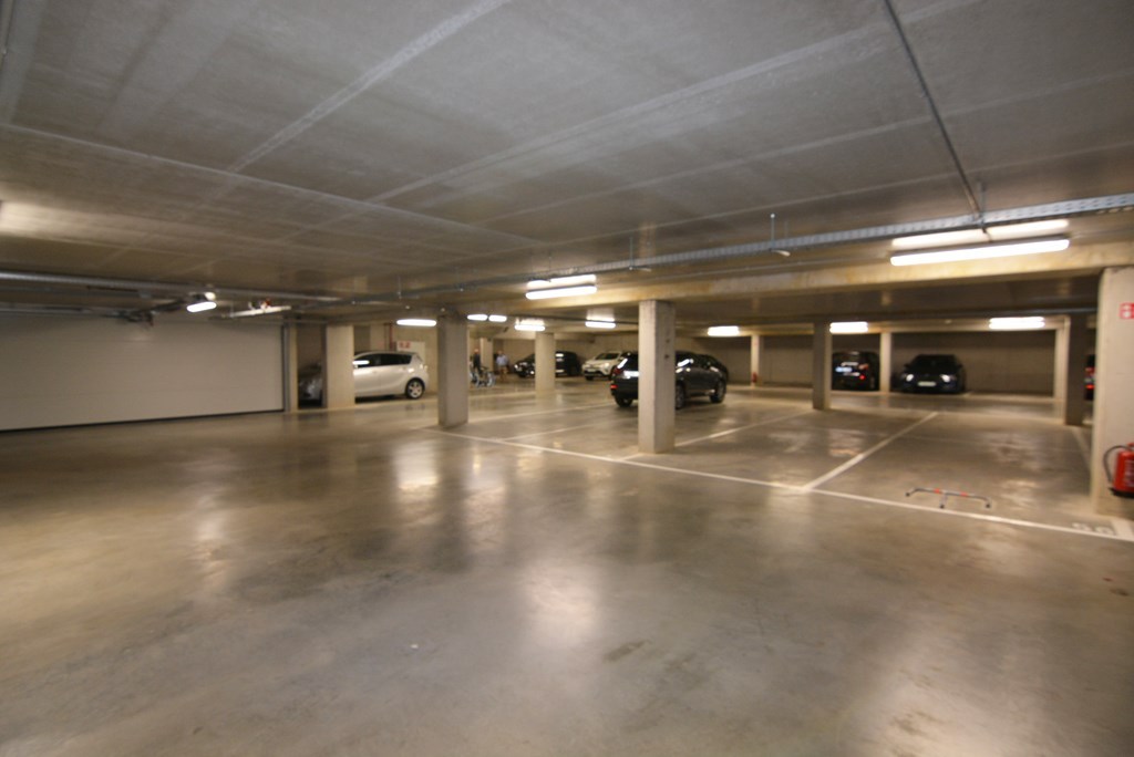 Modern, energiezuinig appartement met 2 slpks, terras, autostaanplaats en kelderberging. 