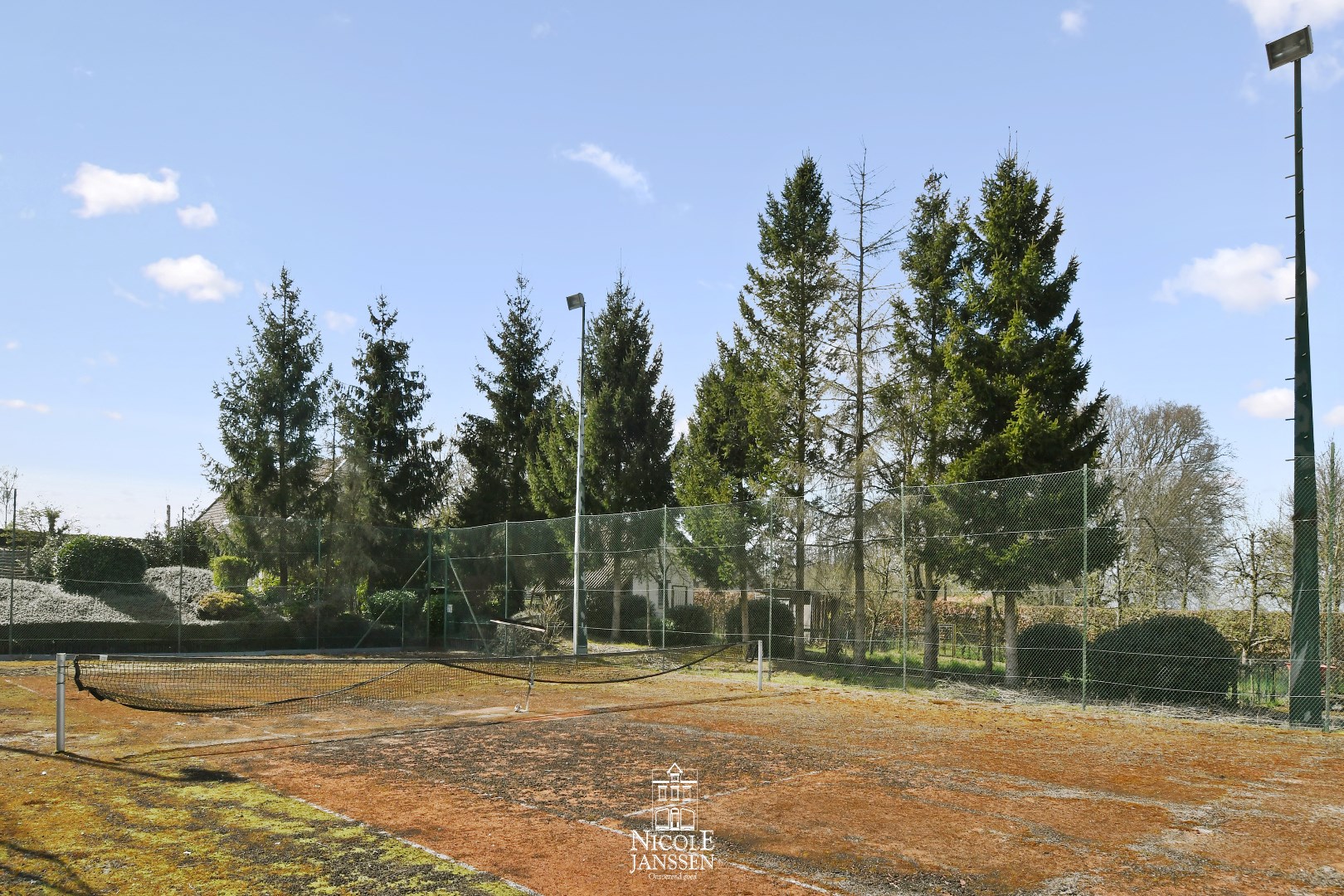 Eigen tennisbaan op het perceel