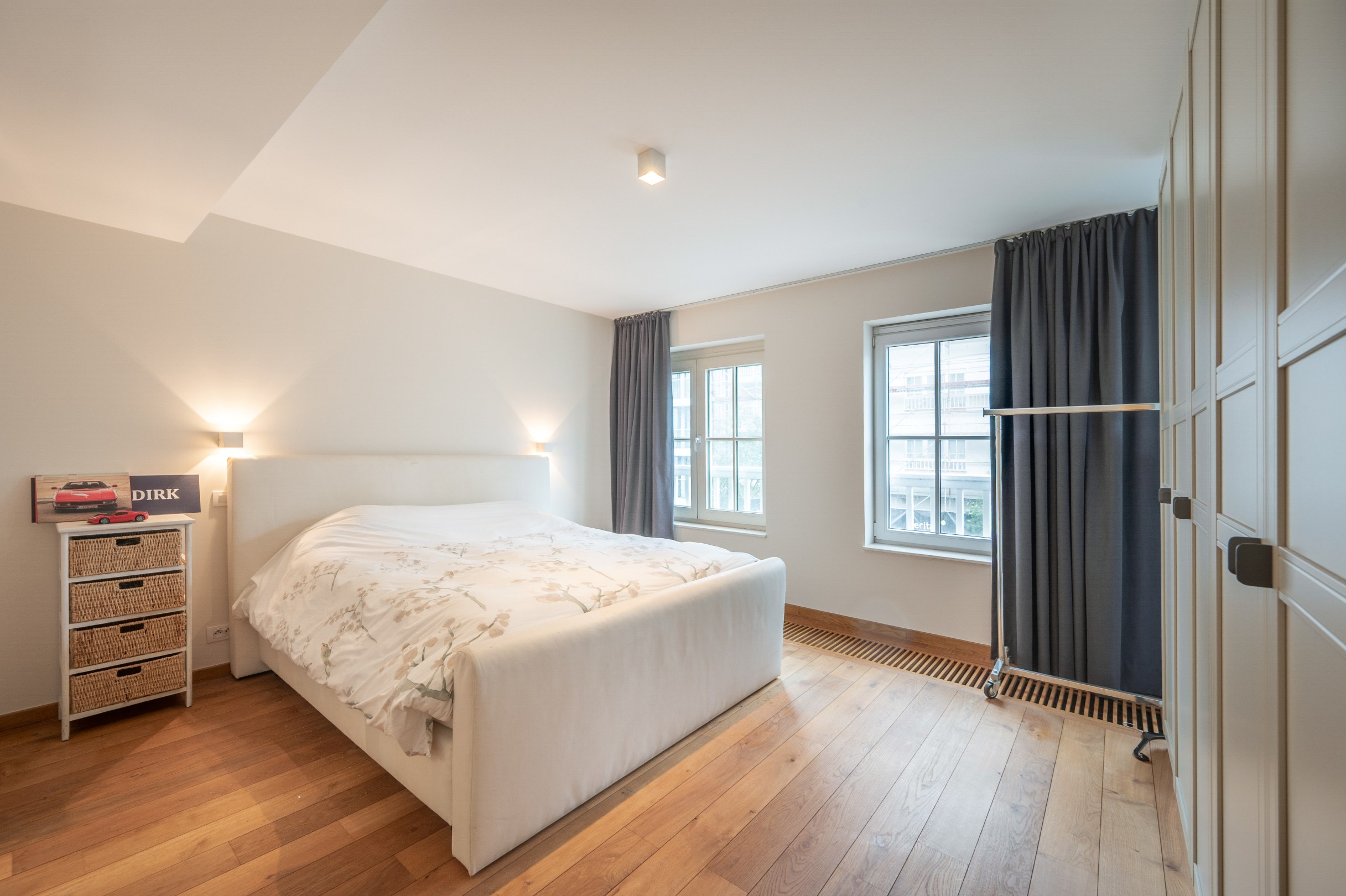 Uitzonderlijk lichtrijk hoekappartement van 150 m² met open zicht op het Burgemeester Frans Desmidtplein – inclusief 2 autostandplaatsen 