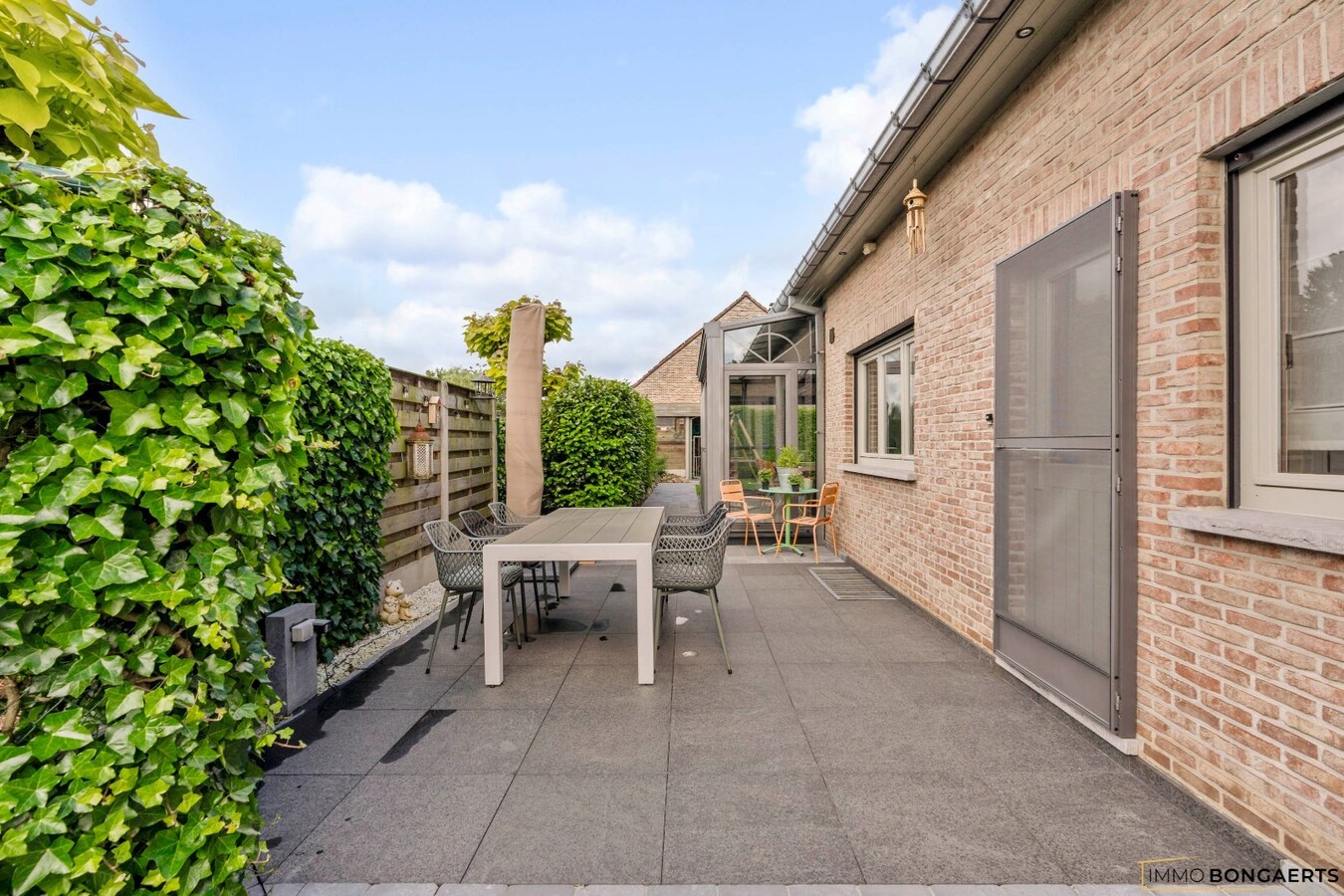 Ruime woning op een zeer rustige locatie met tuin, garage, carport en 3 slaapkamers in Opglabbeek. 