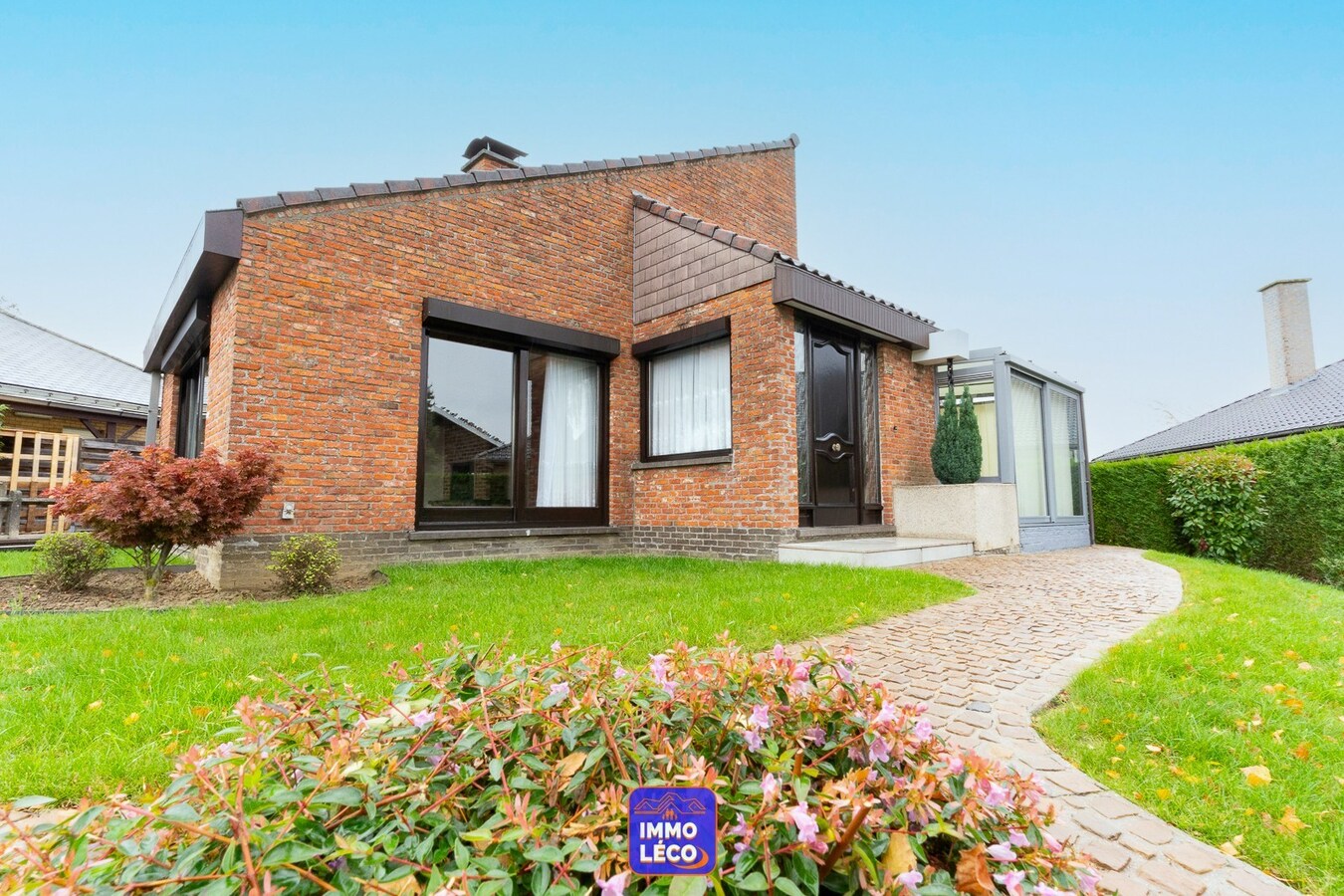 Villa d'architecte érigée sur 712m² avec jardin, double garage, parking privatif, dans un clos prisé ! 