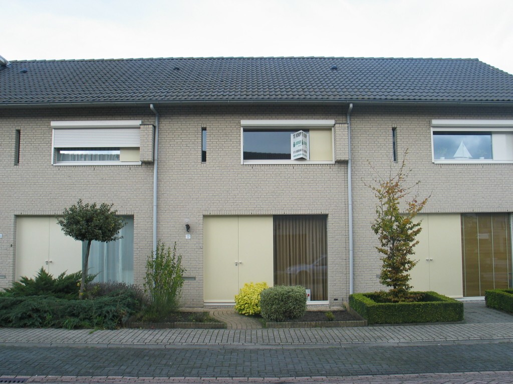 TEGEN VEILINGPRIJS TE KOOP uitgebouwde tussenwoning in kindvriendelijke wijk 
