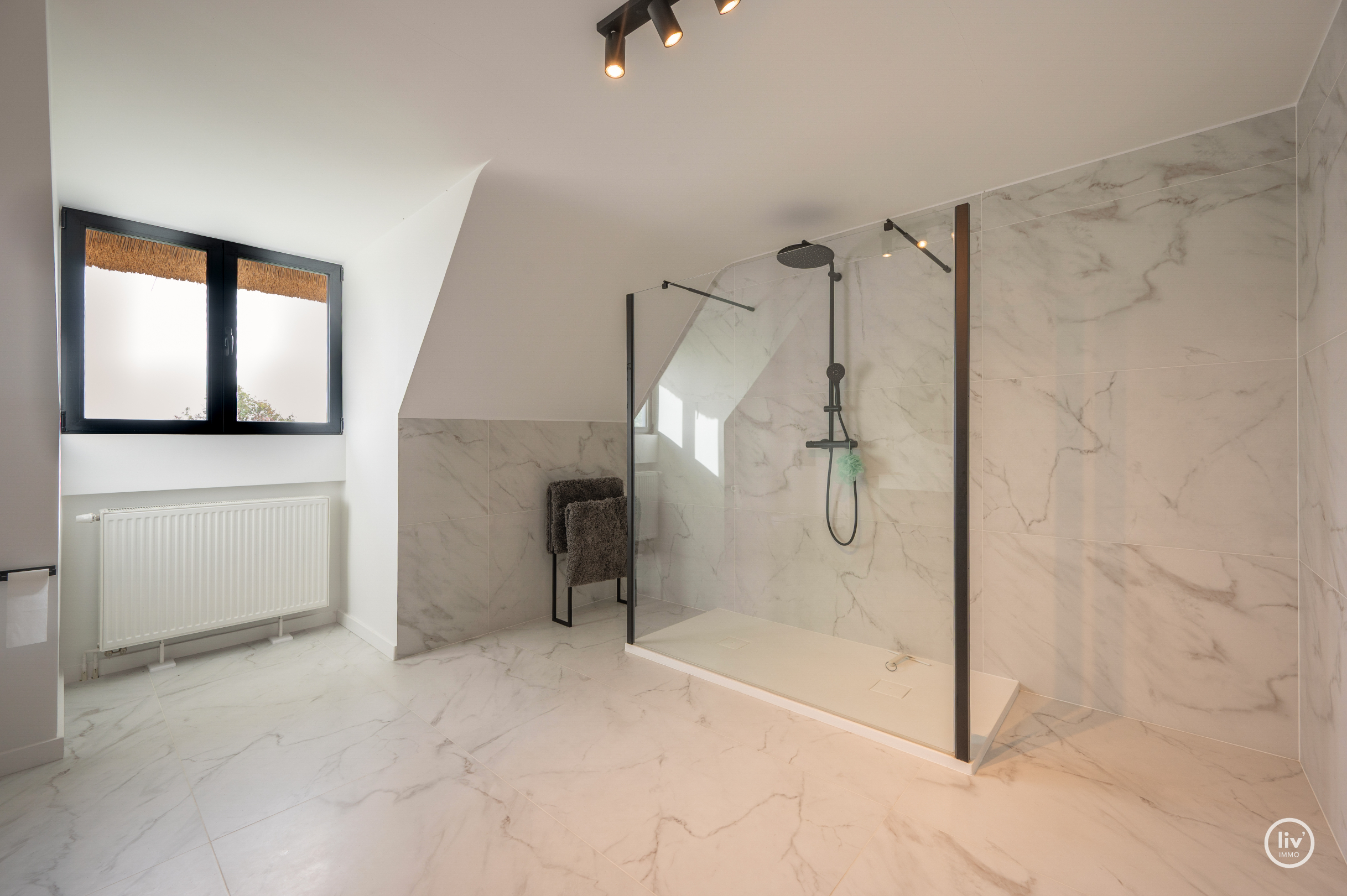 Magnifique villa rénovée avec toit de chaume, bien située près de Duinenwater à Knokke. 