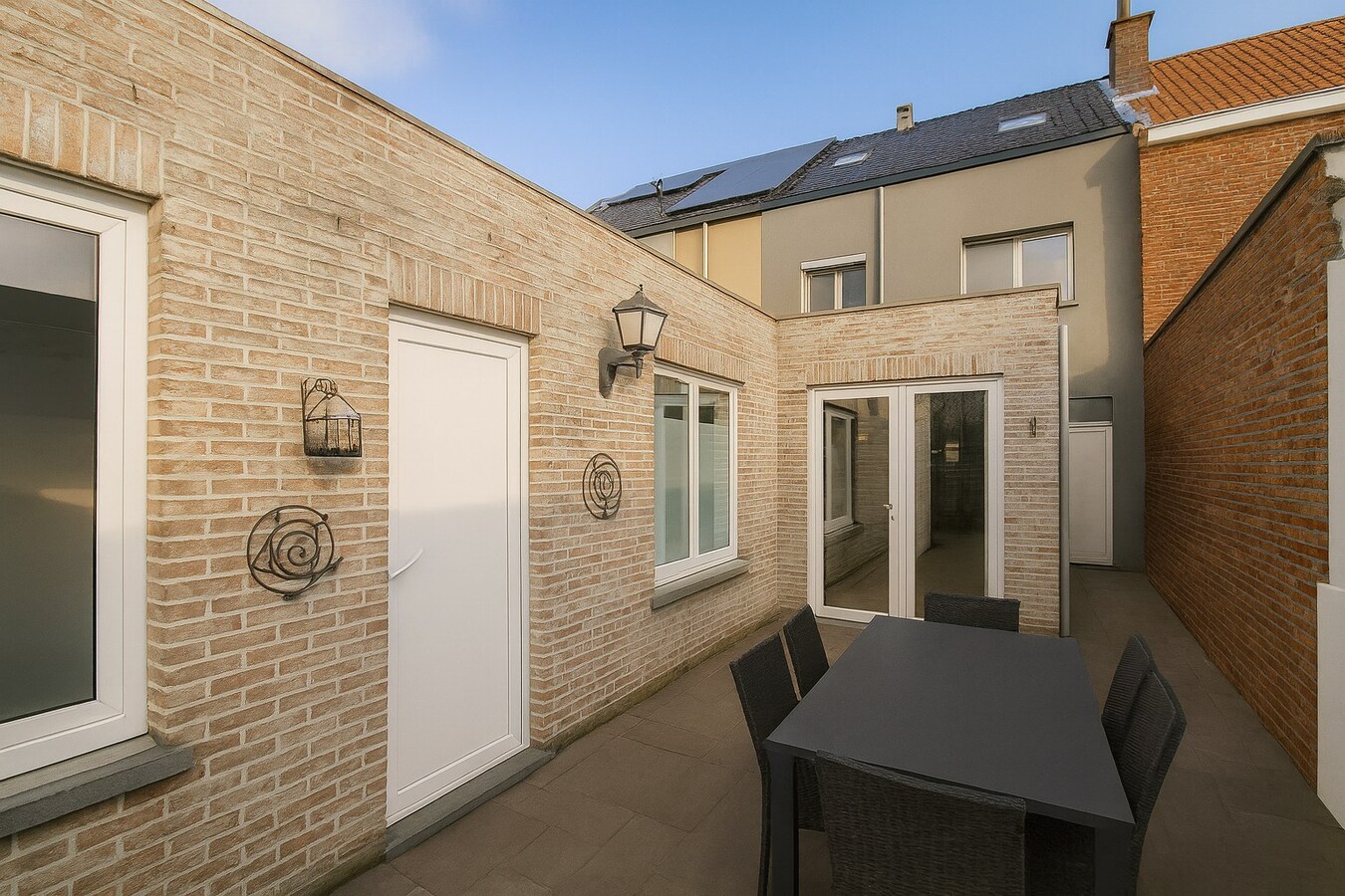 Instapklare, ruime moderne woning met 4 slaapkamers en uitgestrekte tuin te koop in hartje Temse! 