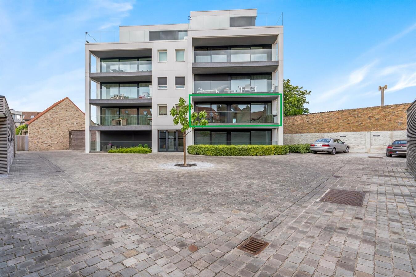 Ruim uniek  gelegen bemeubeld appartement met 2 slaapkamers en garage te Diksmuide 