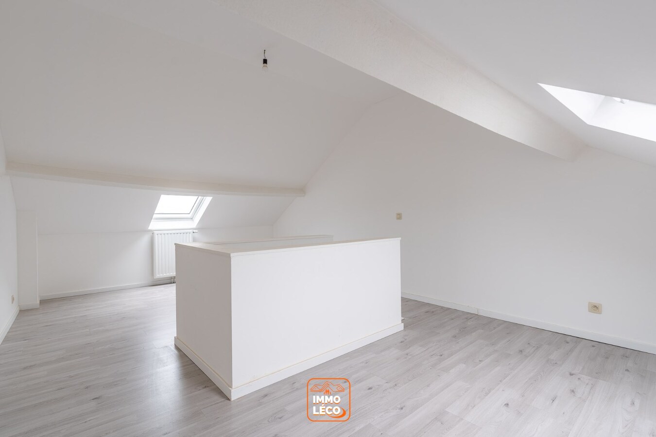 Maison entièrement rénovée tout récemment avec 2 chambres et terrasse! 