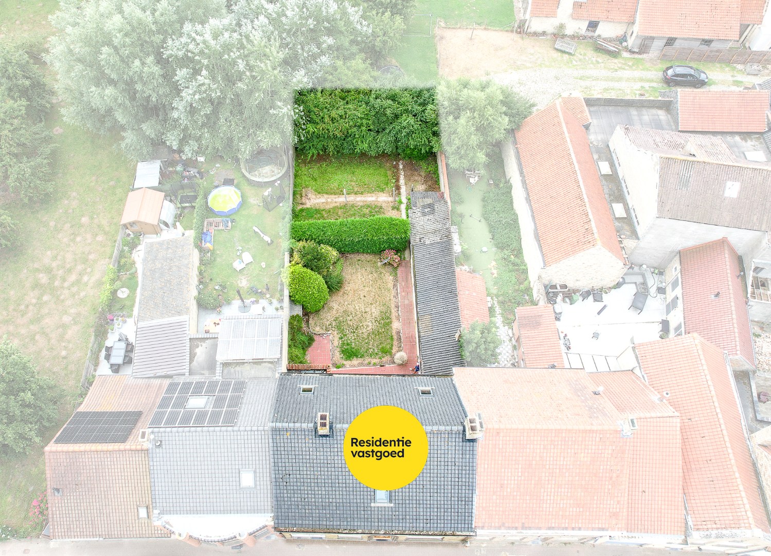 Zeer ruime te renoveren woning met statige gevel op 445 m² met zuid-west georiënteerde tuin. 