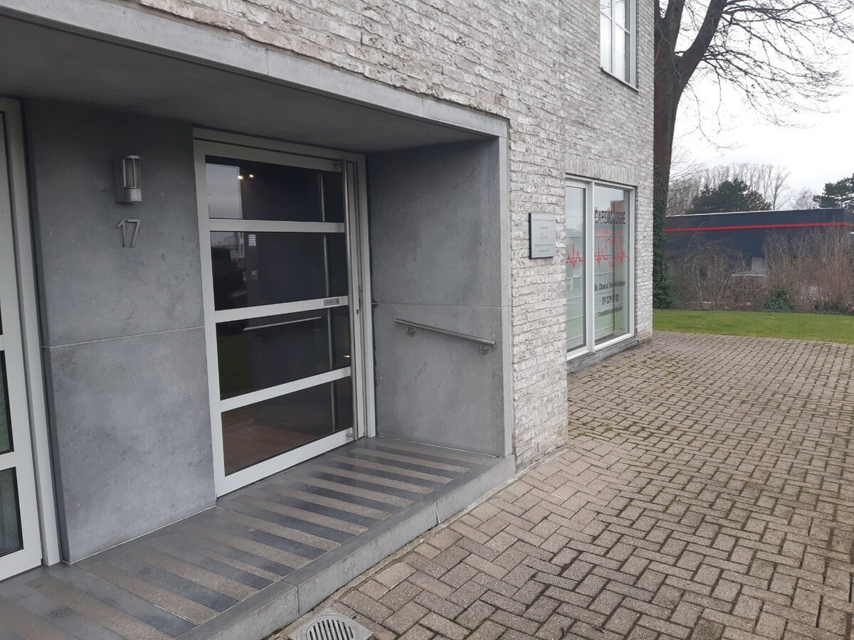 Ruim appartement met 2 terrassen naast Carrefour. 