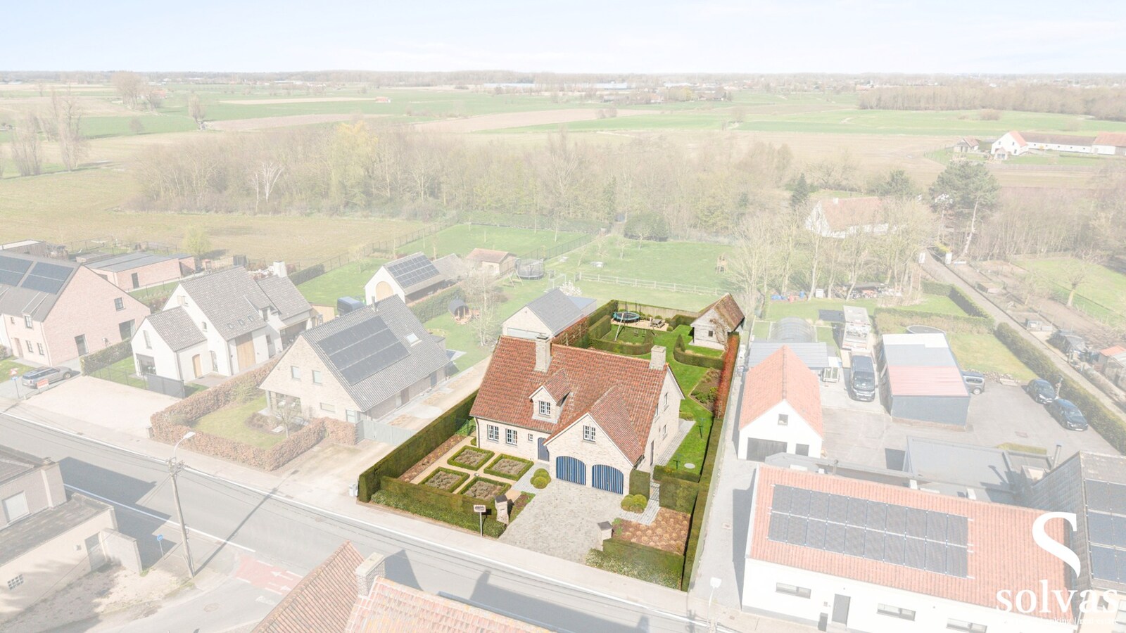 Prachtige open bebouwing met 4 slaapkamers in Poesele, bouwjaar 2000, op 1070m² perceeloppervlakte, 270m² bewoonbare oppervlakte 