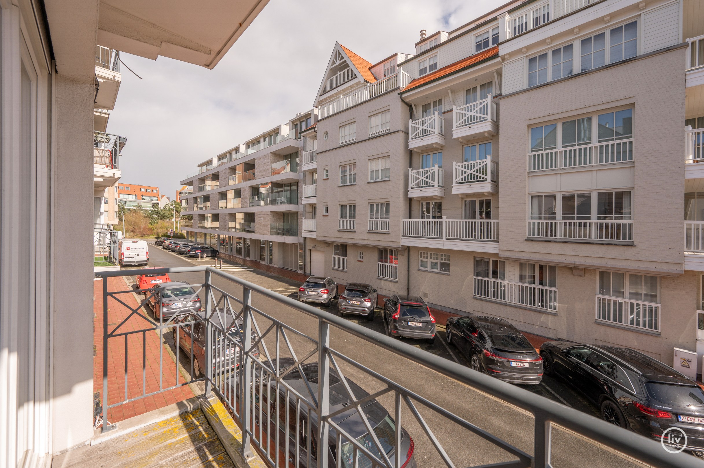 Zonnig HOEKappartement gelegen op de Van bunnenlaan met zicht op de Heilighart kerk te Knokke. 