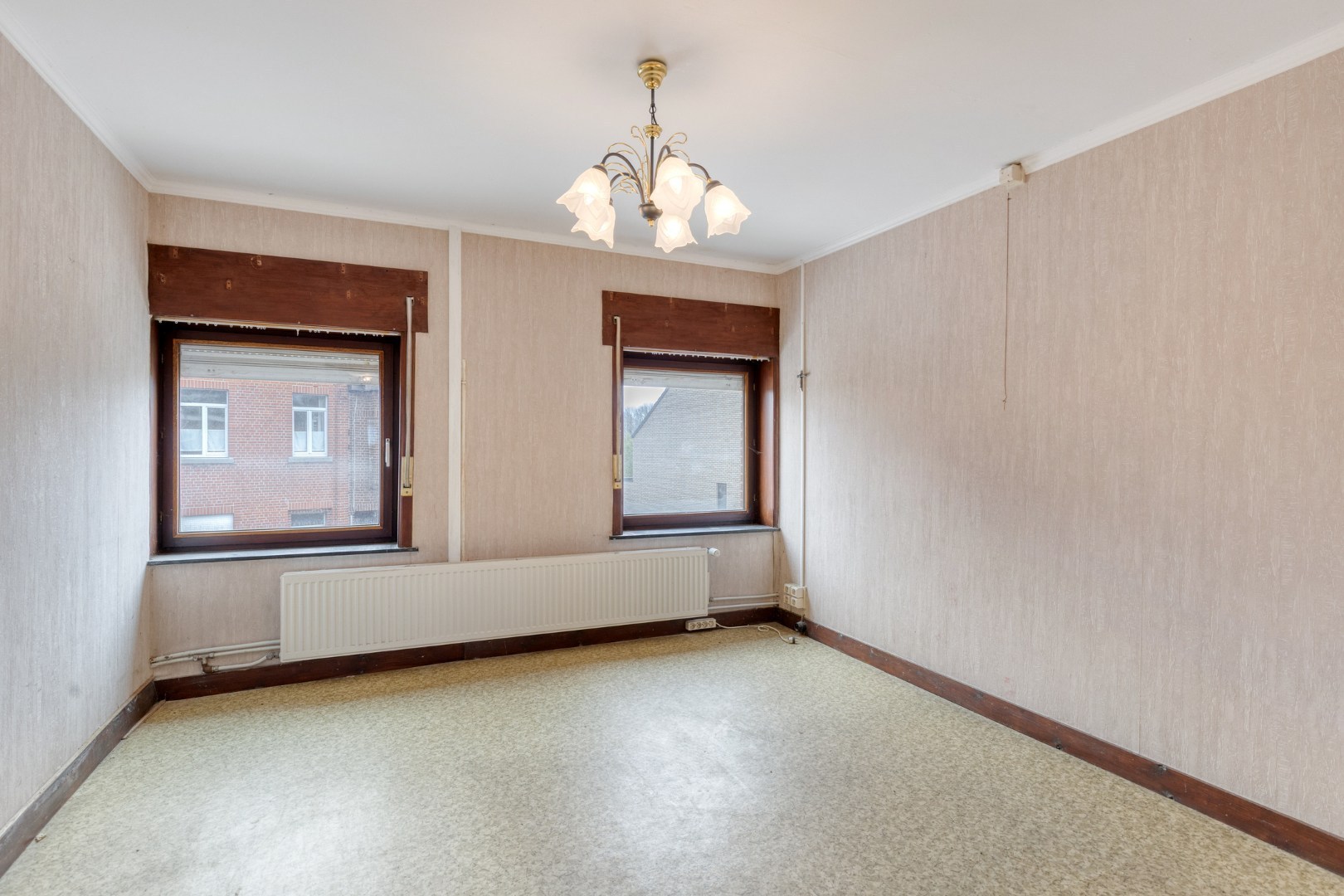 Mogelijkheid om te splitsen in 2 woningen - Half open bebouwing (hoeve) met 5 slaapkamers, tuin, terras en zeer ruime garage in Oorbeek (Tienen)! – EPC 730 kWh/m² - bewoonbare opp. 195 m² 