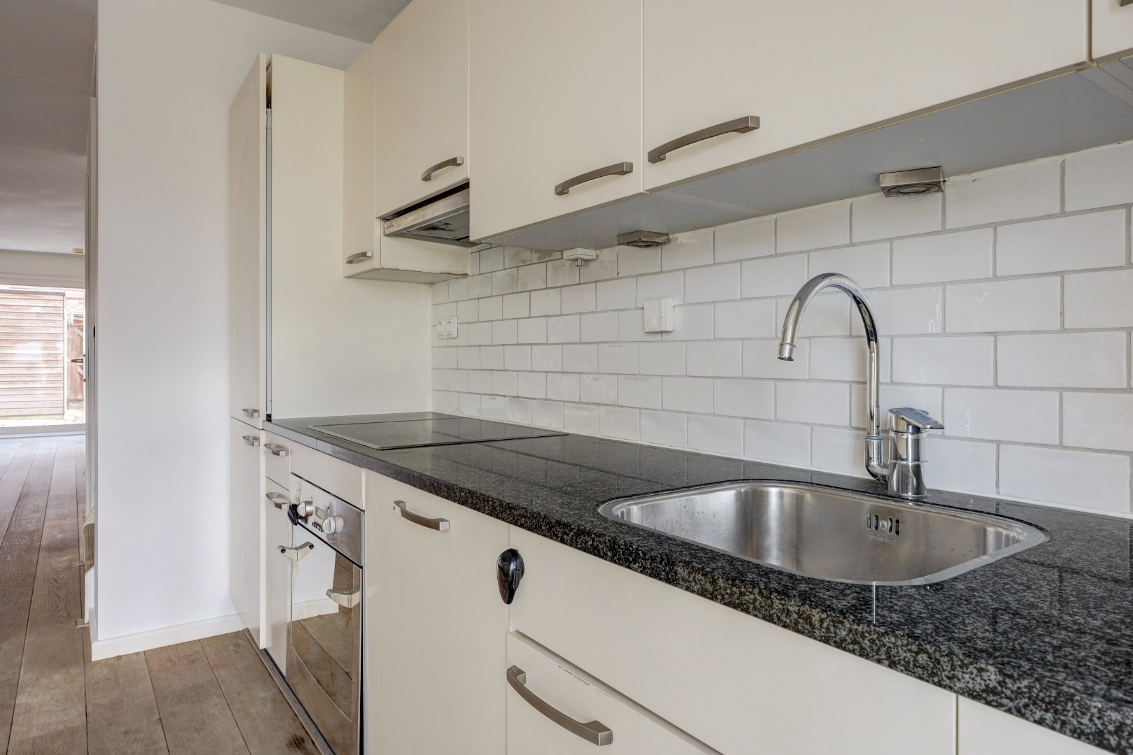 Energiezuinige (A-label) en instapklare 6-kamer tussenwoning met lichte woonkamer, moderne keuken, vijf slaapkamers, zonnige onderhoudsvriendelijke tuin met achterom en gelegen op eigen grond. 