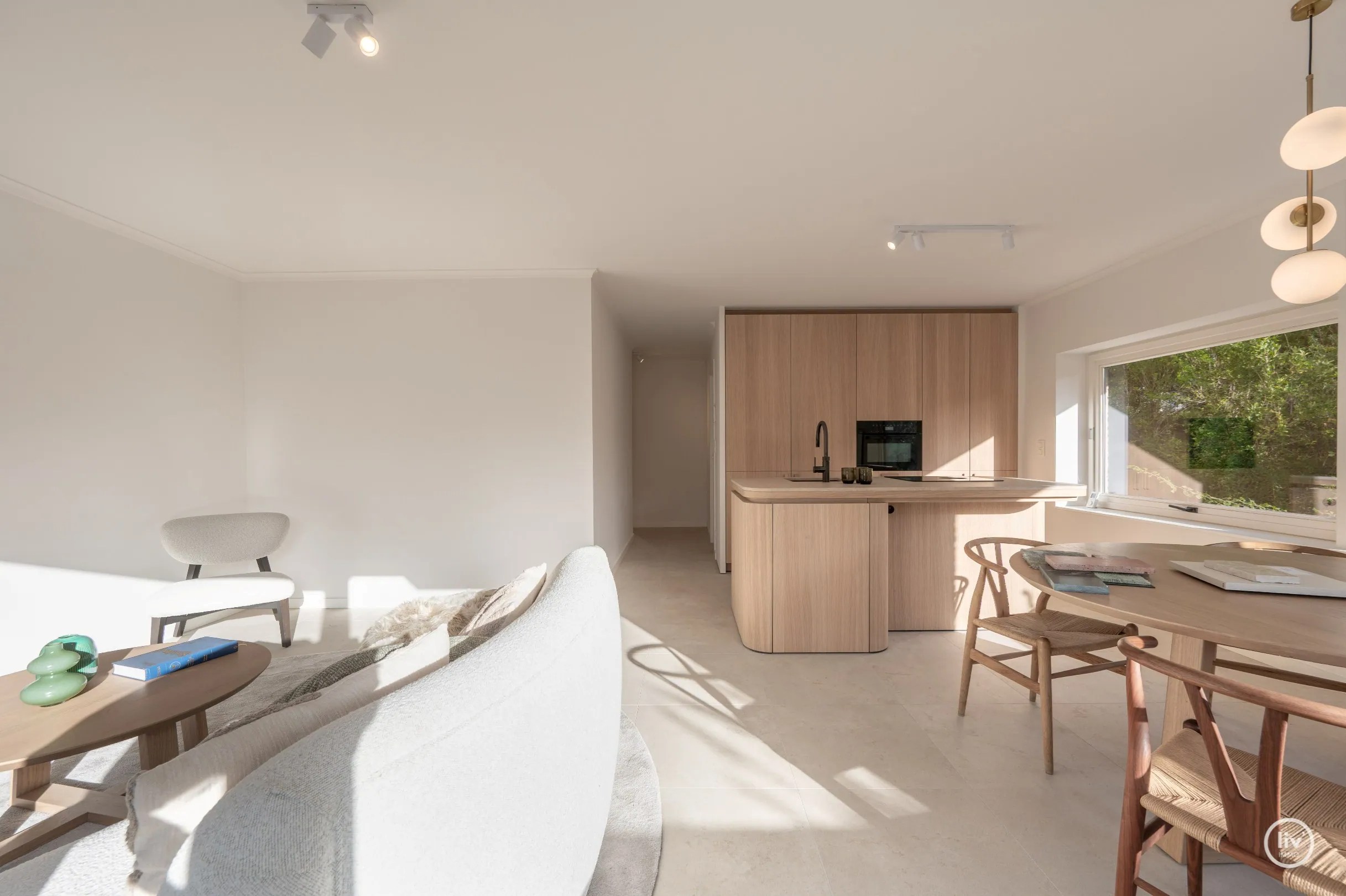 Dit prachtig gelegen appartement geniet van een zuidelijke oriëntatie en bevindt zich in een groene en rustige omgeving, rechtstreeks grenzend aan het Yzerpark. 