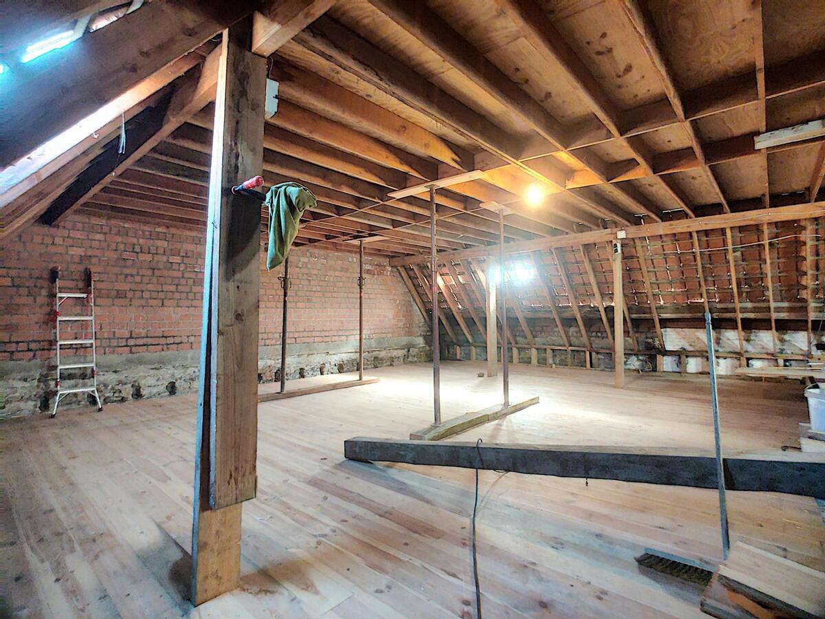 Centraal gelegen opslagplaats (+- 220m² + extra zolderruimte) - Heist 