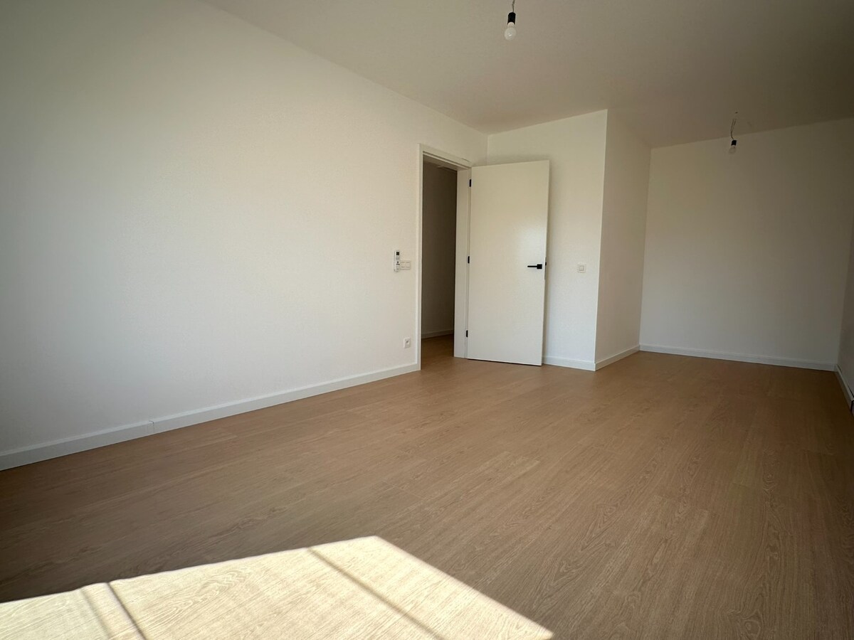 Instapklare nieuwbouwwoning met 4 slaapkamers, garage én tuin – energiezuinig wonen in hartje Sint-Antonius 