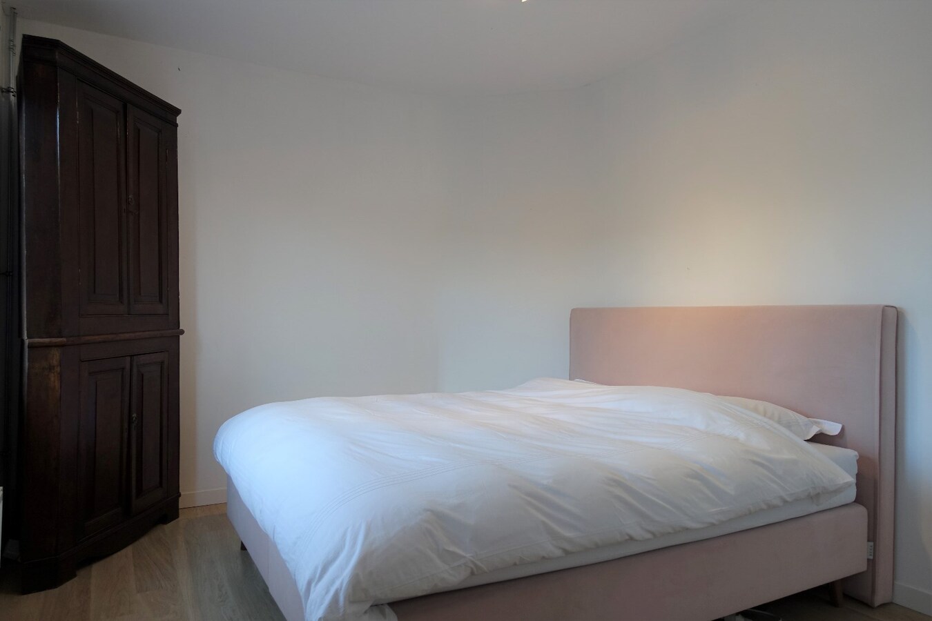 Gerenoveerde rijwoning met 3 slaapkamers en tuin 