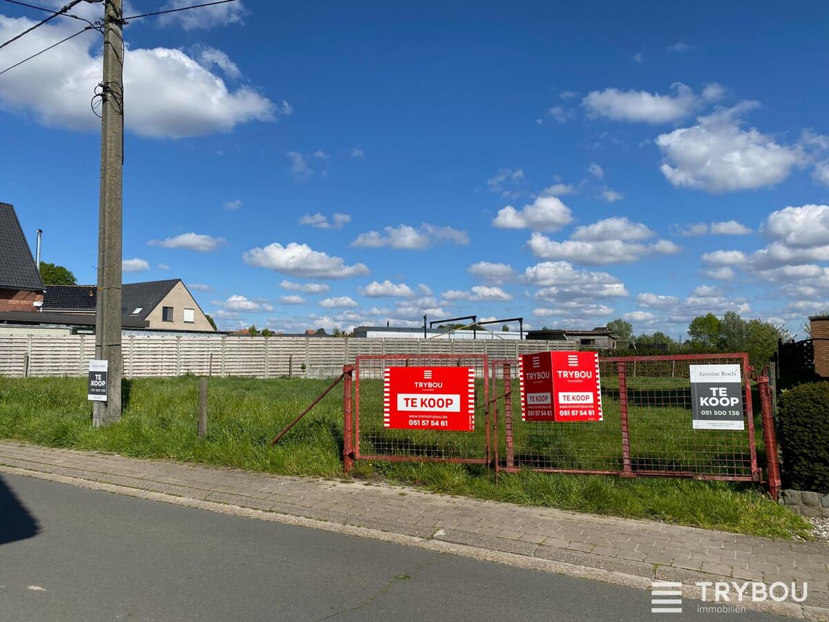 Zongericht perceel bouwgrond (785m²) met achterliggende landbouwgrond (8050m²) 
