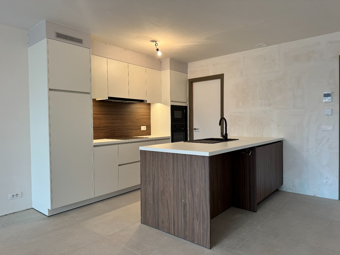 Nieuwbouwappartement met één slaapkamer, terras en ondergrondse autostaanplaats te koop in Zulte 