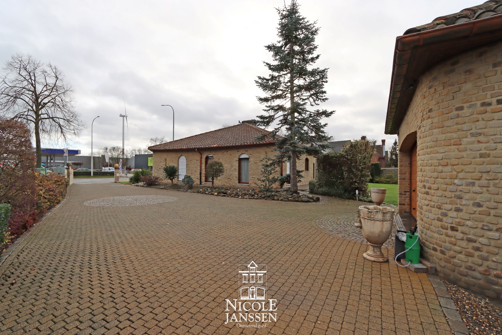 Gelegen langs de Rijksweg in Opgrimbie 