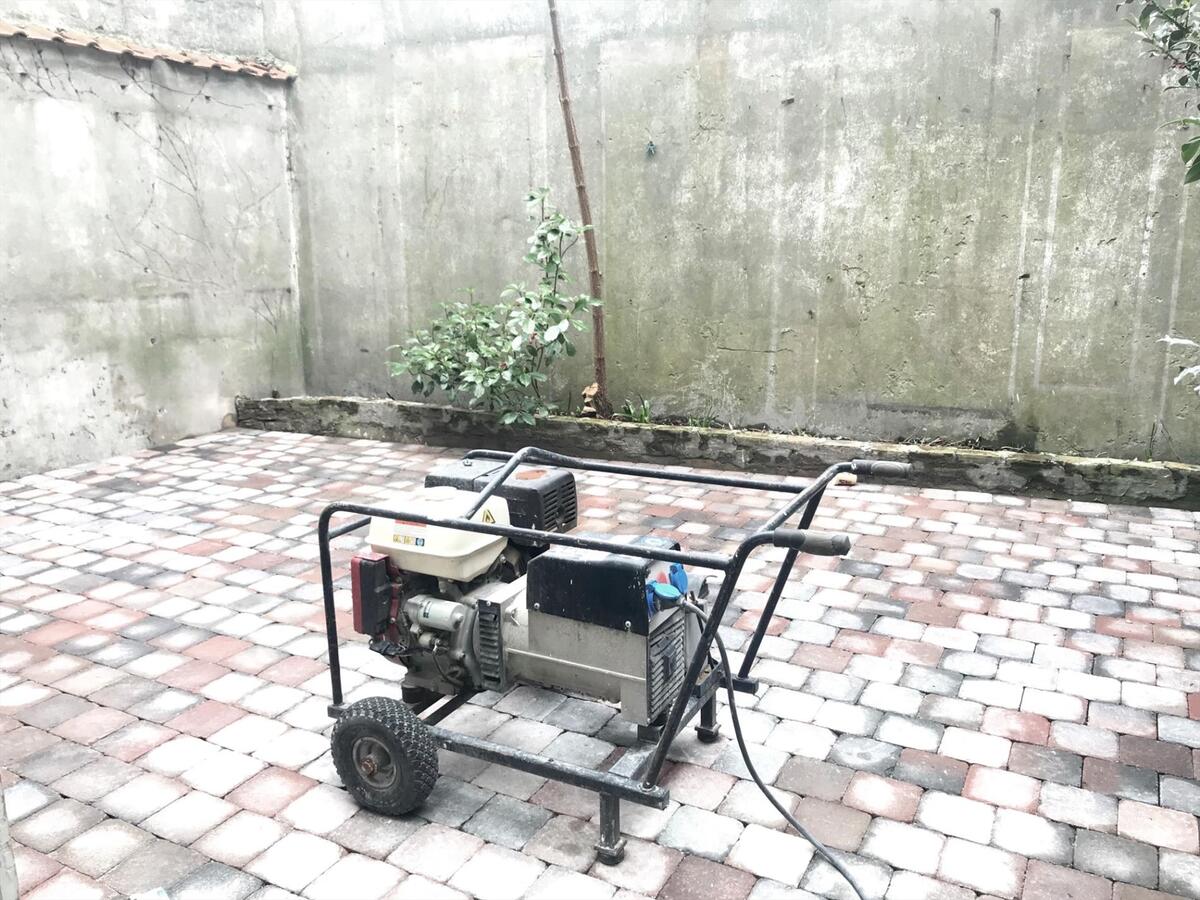 MAGNIFIEK GERENOVEERDE RUIME WONING MET STADSTUIN 