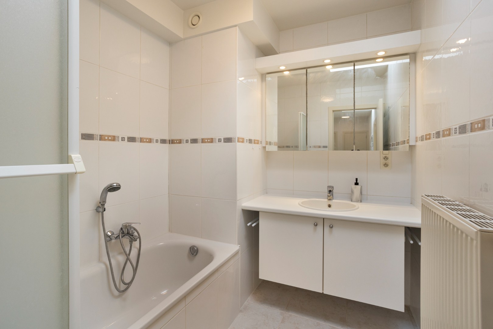 Duplex-appartement met 2 slaapkamers, autostaanplaats, kelderberging en gemeenschappelijke tuin in Kessel-Lo!– EPC 105 kWh/m² - bewoonbare opp. 92 m² 