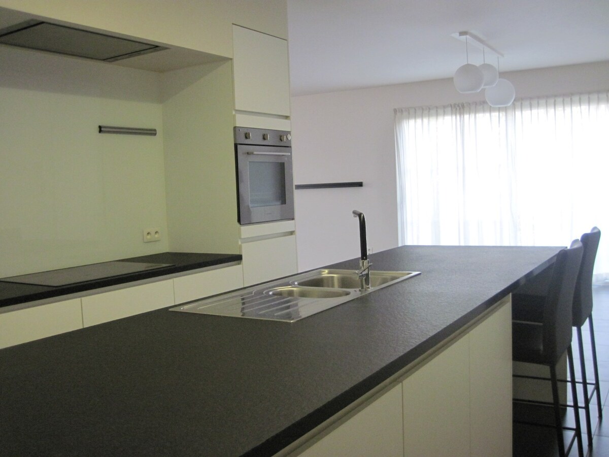 Hedendaags 2-slpk-appartement met groot terras 