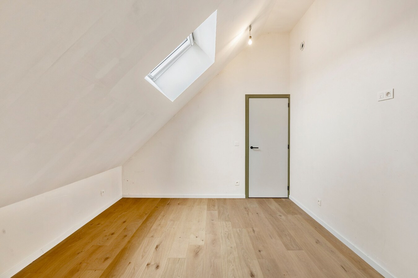 Exclusieve, volledig afgewerkte halfvrijstaande woning na transformatie van bestaande hoeve naar 2 BEN-woningen! 