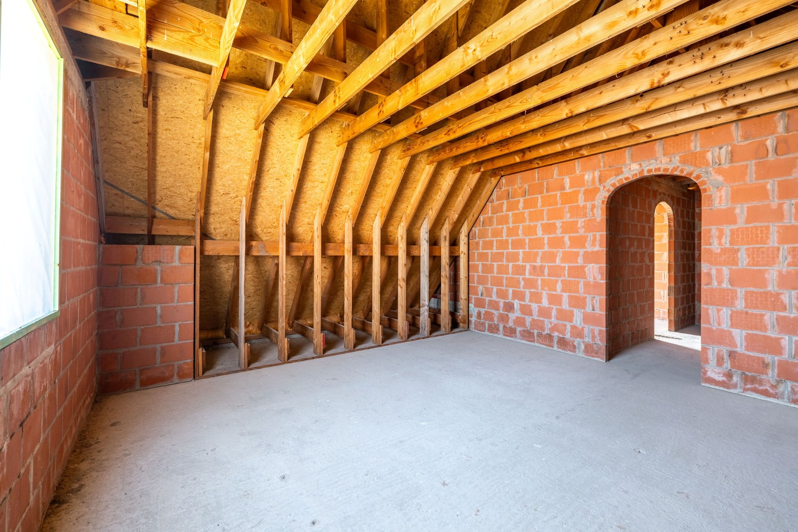 Landelijk gelegen ruwbouwhoeve met bijgebouwen op uitzonderlijk perceel van ca. 9.331 m² 