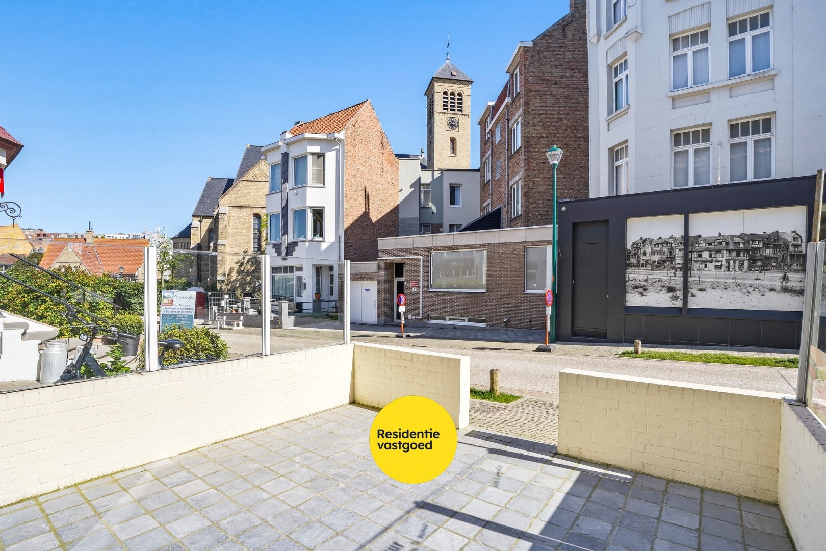 Goed gelegen gebouw op 117m² te De Panne bestaande uit een handelsruimte en woonst. 