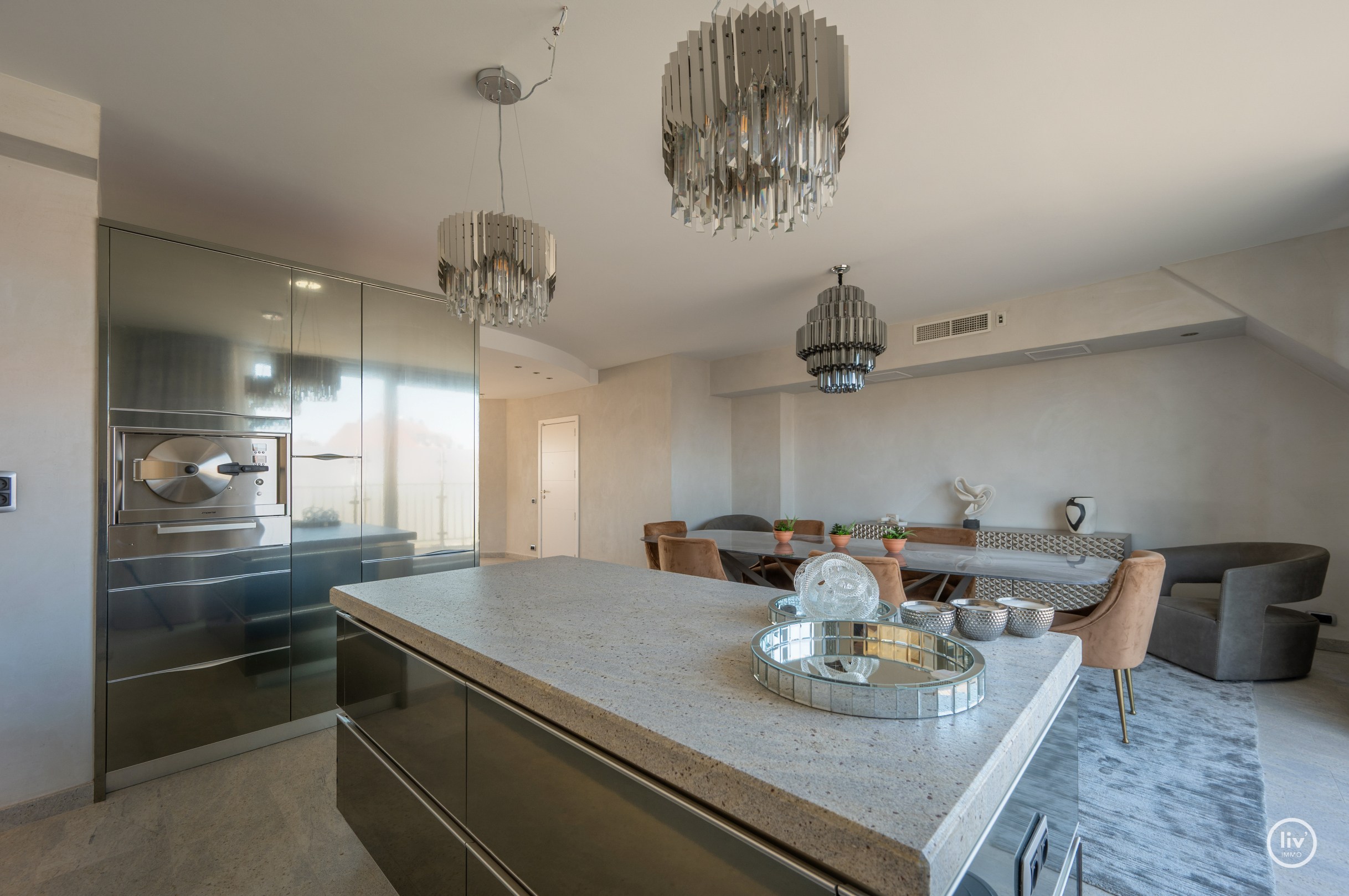 Prachtig en ruim 3-slaapkamerappartement met mooie terrassen en magnifiek open zicht alsook zeezicht.. 