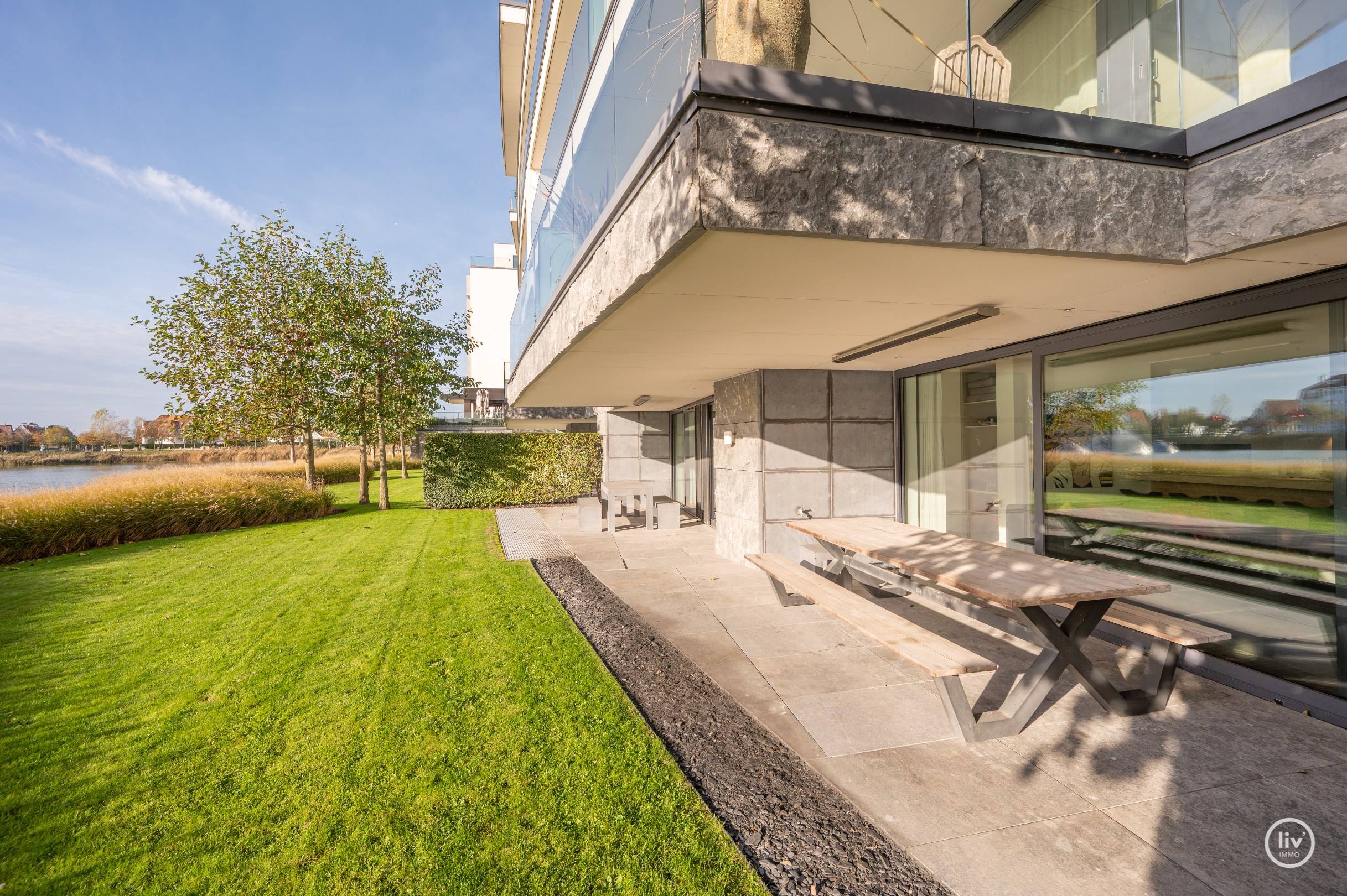 Breed en luxueus afgewerkt tuinappartement met wijde zichten op het meer. 