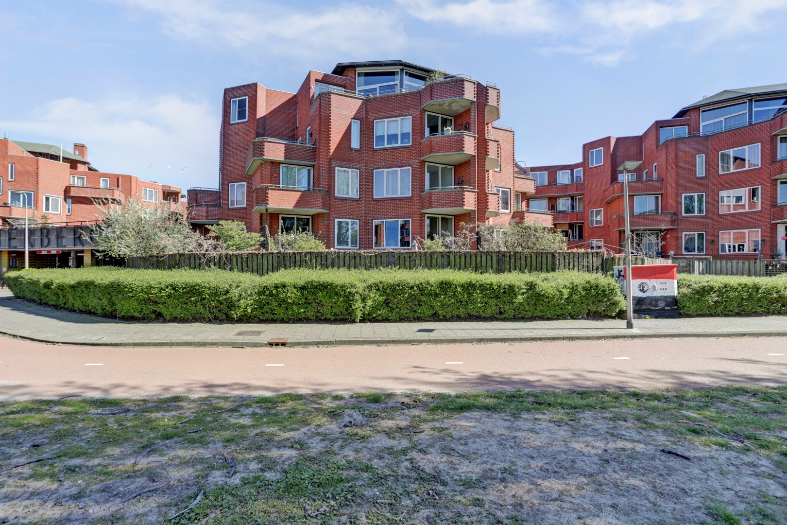 Instapklaar 3-kamer appartement op de 4e en 5e verdieping met ruim zonnig terras, eigen parkeerplaats in de parkeergarage, berging in de onderbouw en gelegen op eigen grond. 