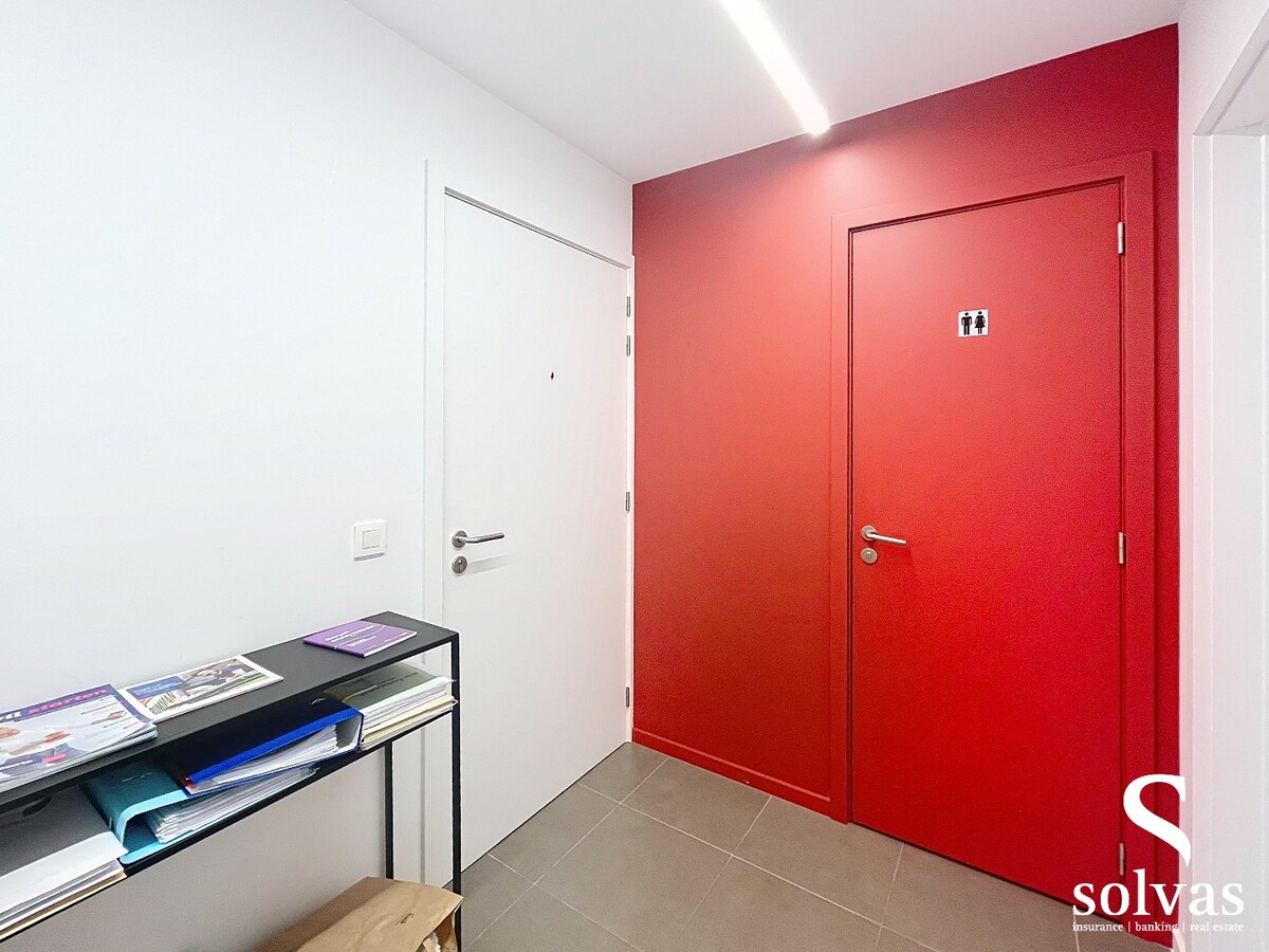 Commercieel kantoor op toplocatie in Aalter met 5 bureau ruimtes 