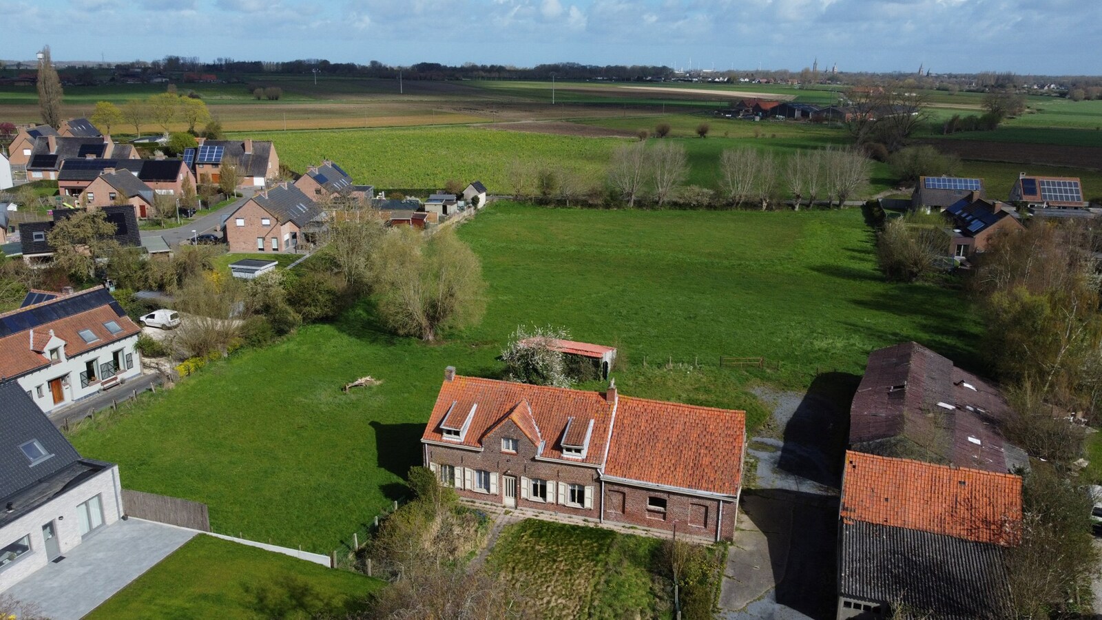 Hoeve uit wederopbouwperiode, gelegen in de dorpskern van Voormezele 