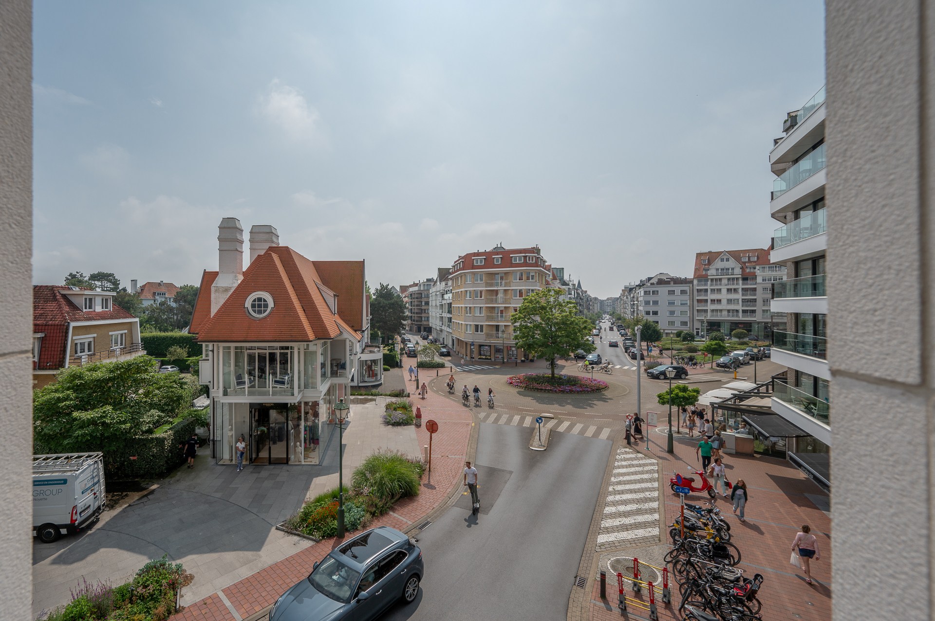 Op de tweede verdieping van de exclusieve residentie Triangle Vert, een gebouw geïnspireerd op de iconische Flat Iron in New York, vindt u dit uitzonderlijke hoekappartement. 