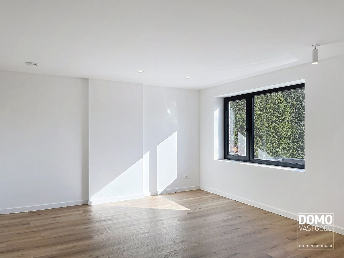 Instapklare totaalrenovatie met luxueuze afwerking, 4 slaapkamers en zuidgerichte tuin 