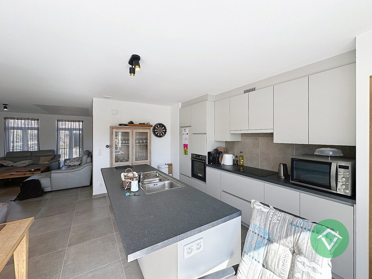 Moderne nieuwbouw tussenwoning met drie slaapkamers en garage in Moere 