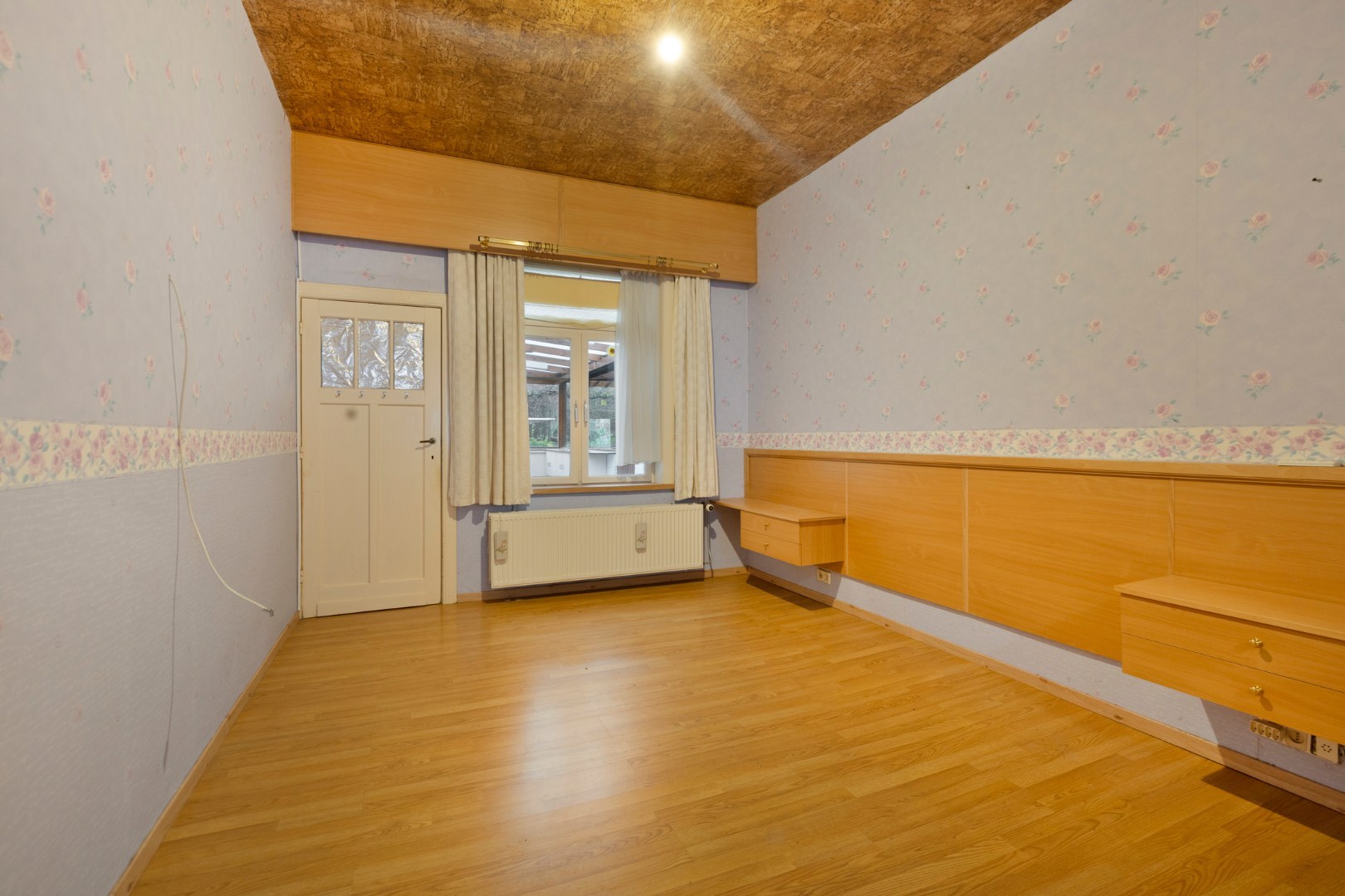Gezinswoning met 6 slpk. en ruime garage op perceel van 1233m² te Leopoldsburg 